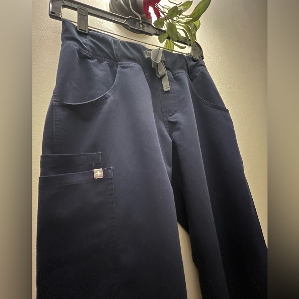 FIGS Kade Cargo scrub pants in Navy Blue, Size XS - Picture 6 of 11